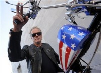 Peter Fonda posa con una réplica de la moto que usó en "Easy Rider" apodada "Capitán América" por su decoración